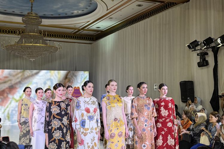 Pesona Taman Bunga Dalam Koleksi Batik Danar Hadi Terbaru