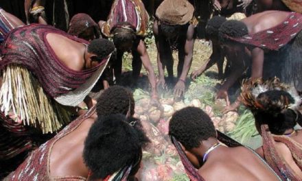 Suku Papua Masih Menjaga Tradisi Leluhur Di Era Modern
