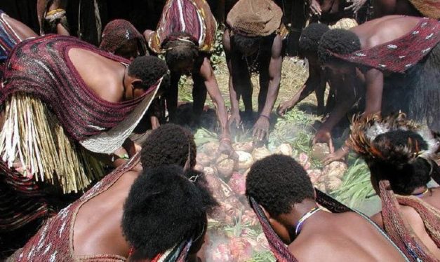 Suku Papua Masih Menjaga Tradisi Leluhur Di Era Modern