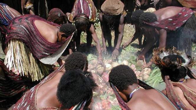 Suku Papua Masih Menjaga Tradisi Leluhur Di Era Modern