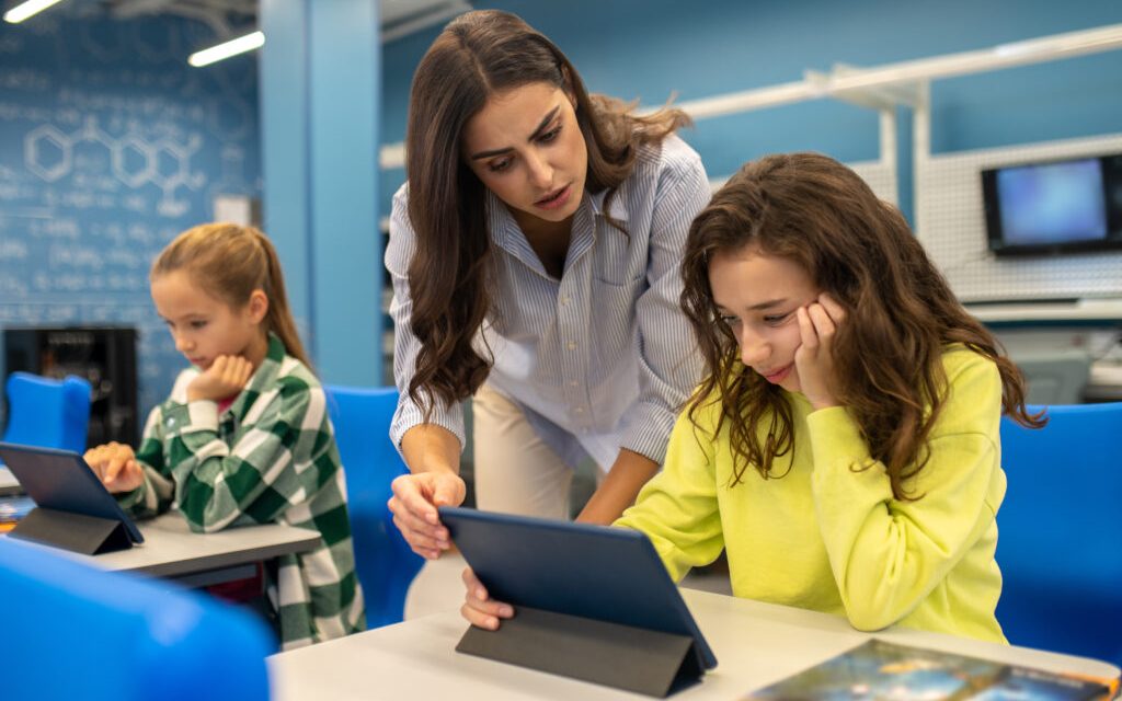 Dosen Di Era Digital: Tantangan Mengajar Dan Mencetak Generasi