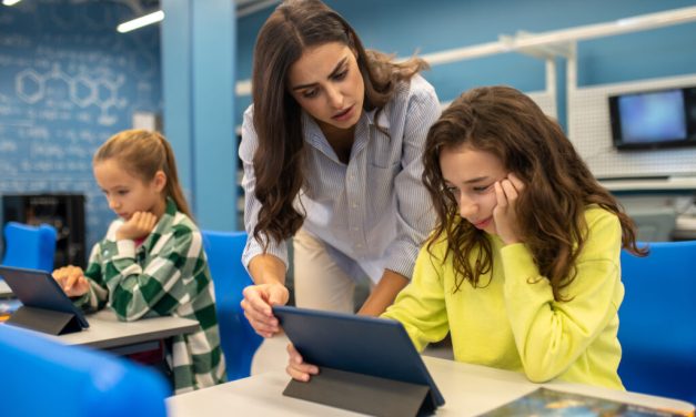 Dosen Di Era Digital: Tantangan Mengajar Dan Mencetak Generasi