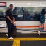 Kereta Api Padat Penumpang Karena Bandara Tutup