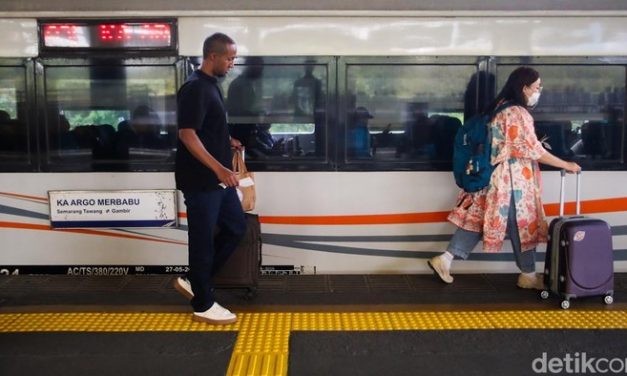 Kereta Api Padat Penumpang Karena Bandara Tutup