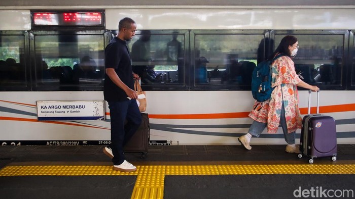 Kereta Api Padat Penumpang Karena Bandara Tutup